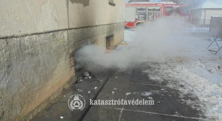 Kanapé égett egy pincében Hatvanban 