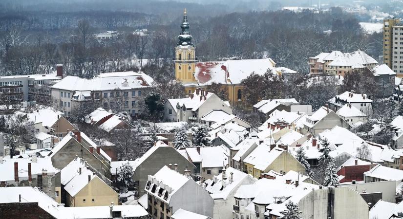 A házak tetejéről lezúduló hótömegre is ügyelni kell, a kidobott fenyők pedig ellepik a belvárost!