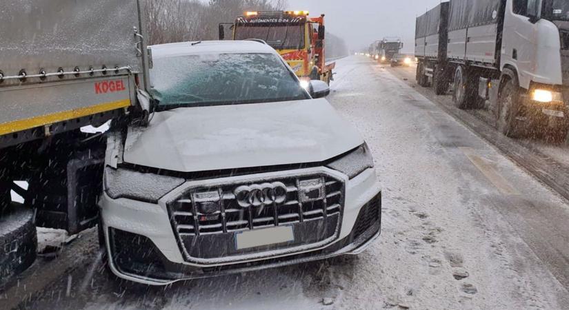 Feszítővágóval szabadították ki a sofőrt