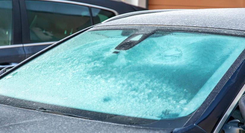 Jeges a szélvédőd? Ezt ne tedd sose, amikor jégteleníted
