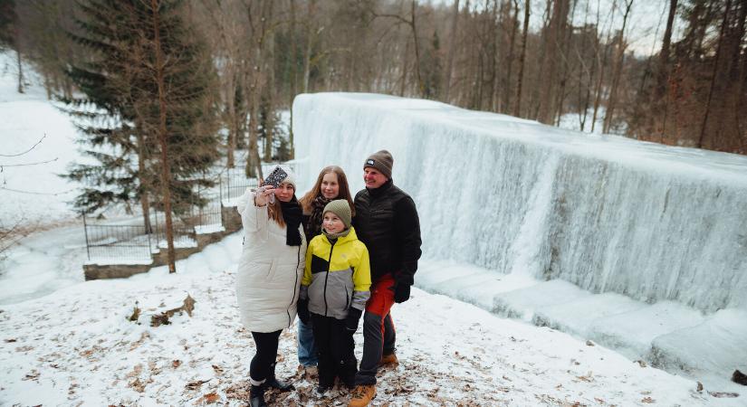 GALÉRIA: Ritka látvány a betléri kastély angolkertjében – gyönyörű jégtömbbé fagyott az Andrássyak vízesése