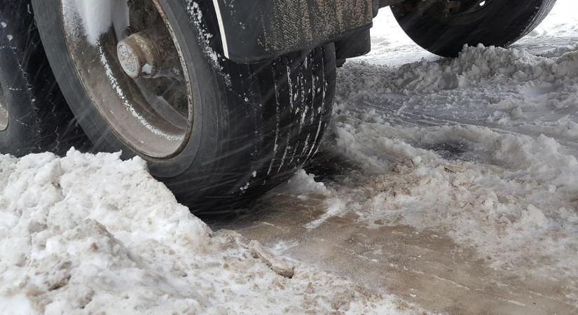 Ónos eső és havazás miatt adott ki veszélyjelzést a meteorológiai szolgálat