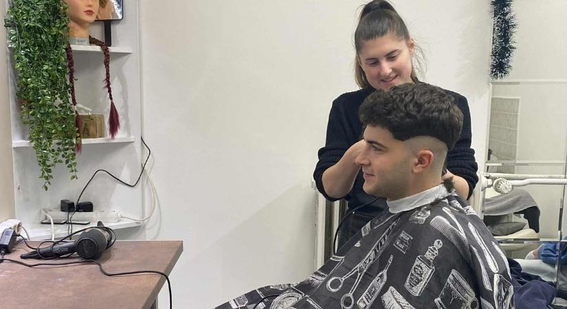 Rövid, göndör, tetovált – ilyen lehet a férfi hajtrend bomba 2026-ban (videóval)