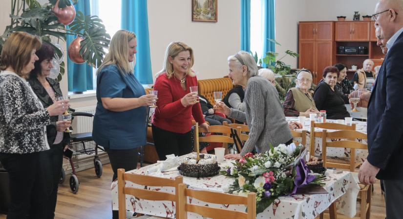 Az idősek otthona legidősebb lakóját köszöntötték Nagyatádon