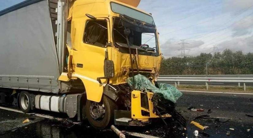 Csúnya baleset: Kamion csapódott a szalagkorlátnak az M1-esen