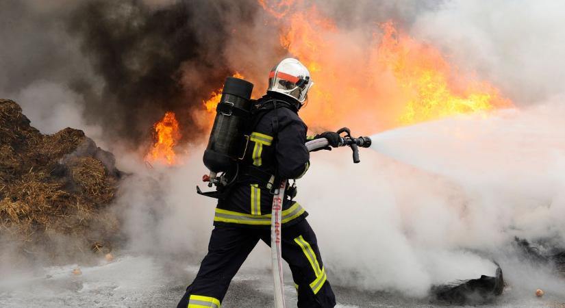 Teljes terjedelmében ég egy melléképület Hódmezővásárhelyen – több tűzoltó egység vonult a helyszínre