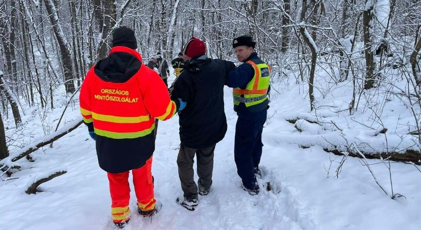 Egy teljesen éjszakán át fagyoskodott a Bükkben egy pánikba esett túrázó