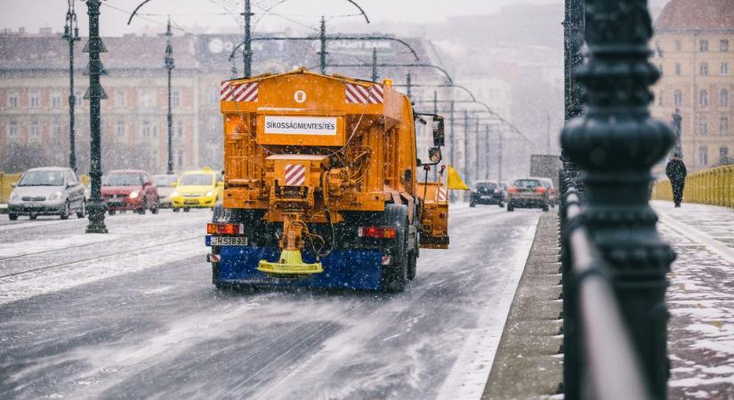 Hóhelyzet: erre kéri a fővárosi autósokat a hótakarítást végző FKF