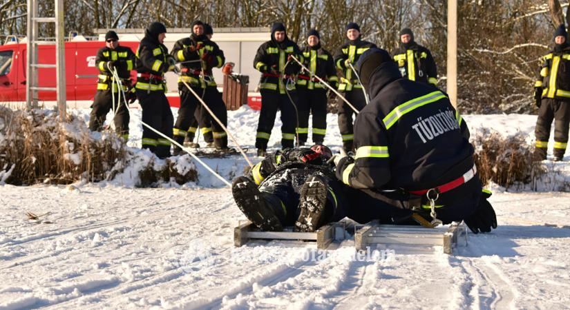 Jégről mentési gyakorlatot tartottak Orosházán a tűzoltók