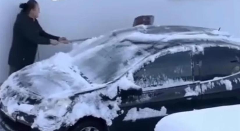 Nézni is fáj, mivel állt neki a hótakarításnak egy magyar autós