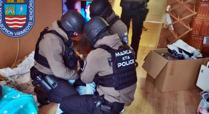 Kocsiba tuszkoltak egy fiatalt, majd arra kényszerítették, hogy vegyen fel hitelt