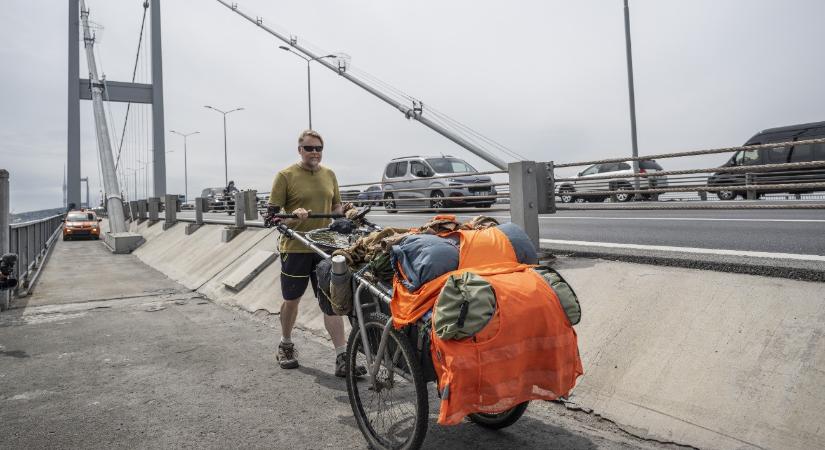 Embercsempészek, drogbárók és egy jegesmedve szorításában – hamarosan hazaér a világot 28 éve járó brit kalandor