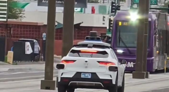 A sínekre hajtott az önvezető taxi, jött a villamos, az utas inkább menekülőre fogta