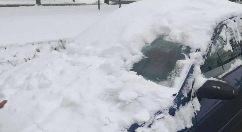 Apró, hóba vájt ablakkal vezetett egy ózdi sofőr, a rendőrök nem hagyták annyiban