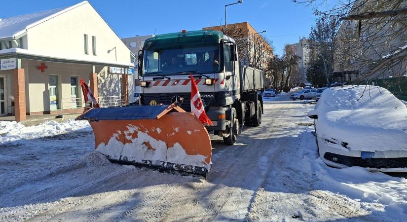 Fokozott készültségben a városüzemeltetés: havazás és ónos eső nehezítheti a közlekedést Kecskeméten – videó