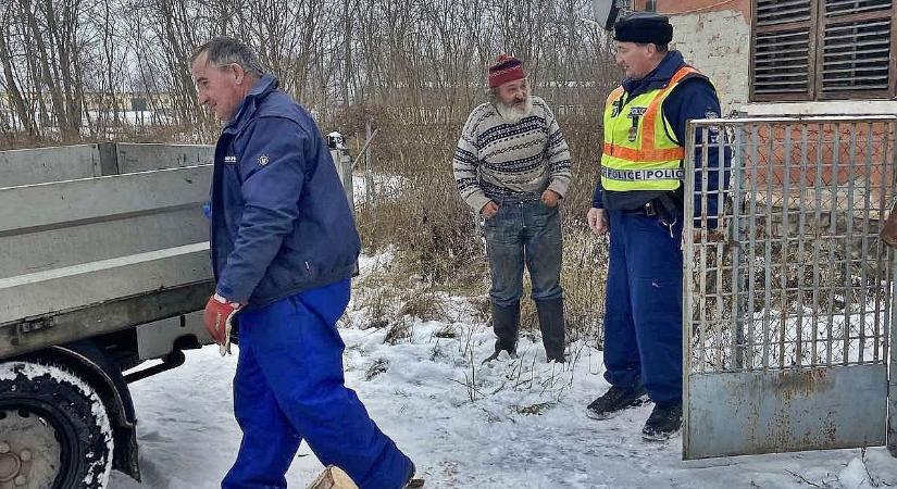 Tüzelő nélkül küzdöttek a nagy hideggel a testvérek, segítséget kaptak a bajban