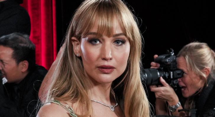Jennifer Lawrence puccéruhájában letarolta a Golden Globe vörös szőnyegét, de még az Iparművészeti Múzeumot is megihlette