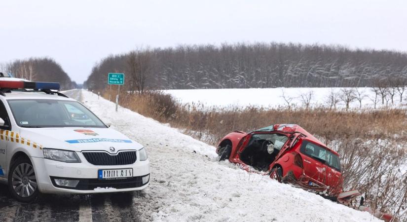 Meddig megy ez így tovább? Árokba borult egy autó Nagypeterd és Nagyváty között