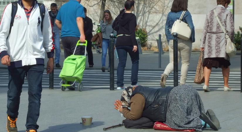 Egy hajléktalan a leszólító koldulás tilalma miatt az Alkotmánybírósághoz fordult