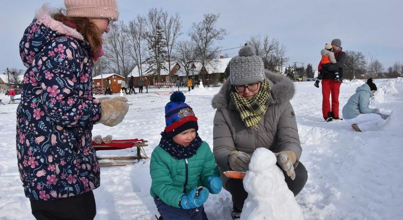 Árusok helyett hóemberek: így írta át a rendkívüli időjárás a januári vásár forgatókönyvét – galériával