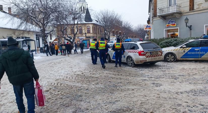 Rátámadtak a sajtóra Vácon: a Tisza Párt váci jelöltje a kamerát rántotta el, aktivistái lökdösődtek