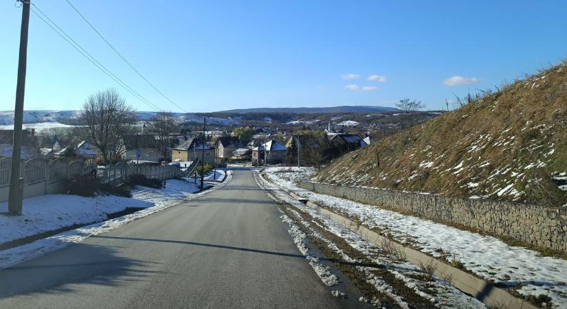 Dermesztő hidegben indult útnak kabát nélkül – mentők vitték kórházba Táton