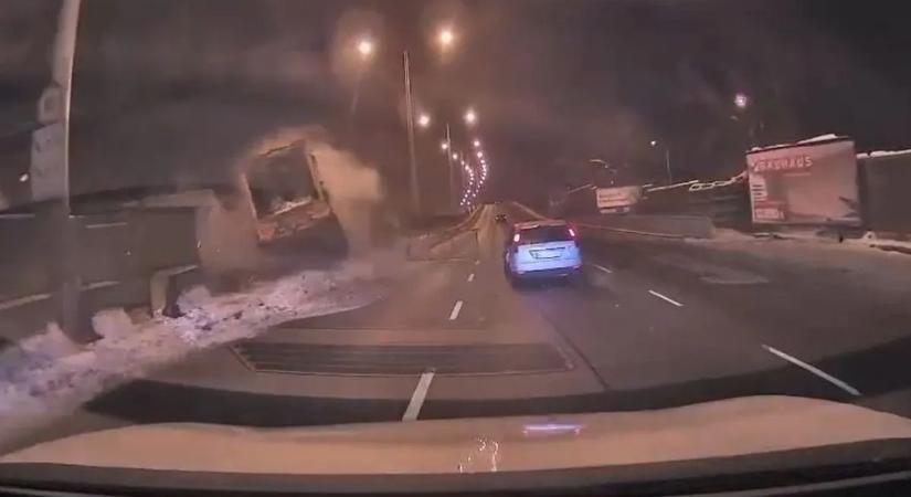 Hajmeresztő felvétel: áttörte a betonelválasztó elemeket és átcsúszott a szemközti sávba egy kukáskocsi