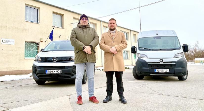 Két új teherautó áll munkába a győri Hajléktalanokat Segítő Szolgálatnál