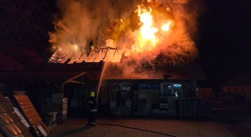 Melléképület gyulladt ki, a mentőket is hívni kellett