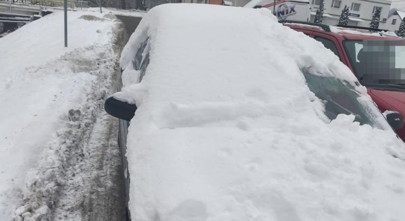 Hógolyóként közlekedett egy autós Ózdon – fotók