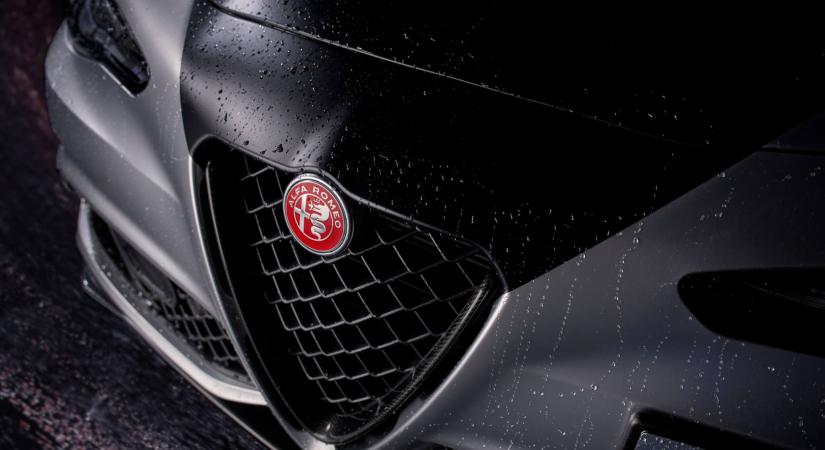 AZ ALFA ROMEO GIULIA QUADRIFOGLIO LUNA ROSSA