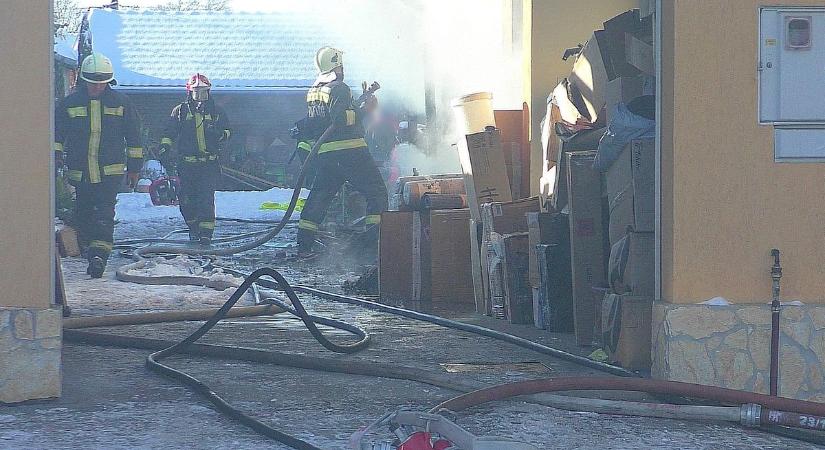 Képek a helyszínről: így oltották a lángoló melléképületet Hódmezővásárhelyen