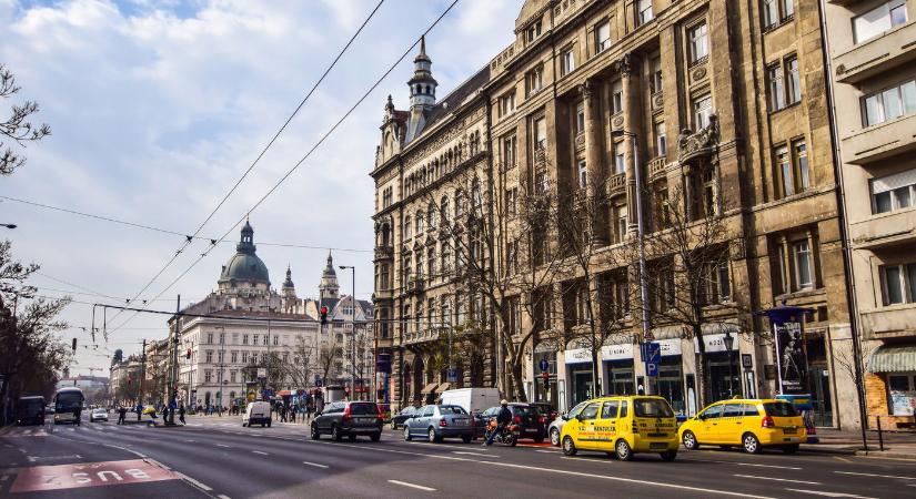 Sokkot kaptak az autósok Budapesten, valami egészen különös dolog bukkant elő az aszfalt alól, senki nem hitt a szemének