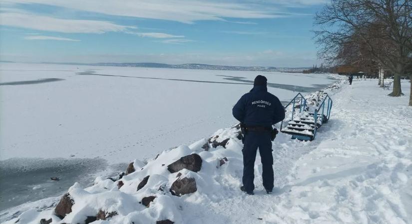 Életüket kockáztatják azok, akik a Balaton jegére merészkednek – videók