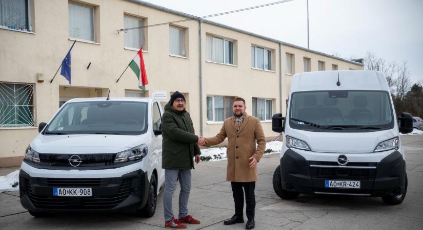 Két tehergépjármű a hajléktalan szolgálatnak - fotók