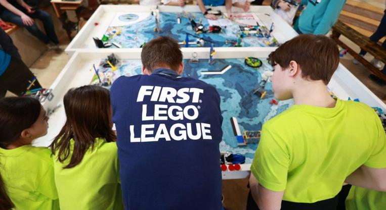 Így lehet hamarosan iskolai órán is legózni, a FIRST LEGO League új korszakot indít az oktatásban