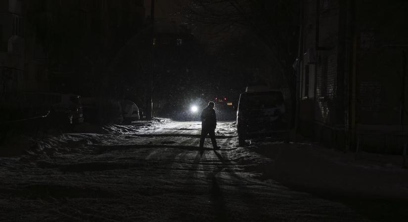 Hét ukrán megyében is áramellátás nélkül maradtak a lakosok az orosz csapások miatt
