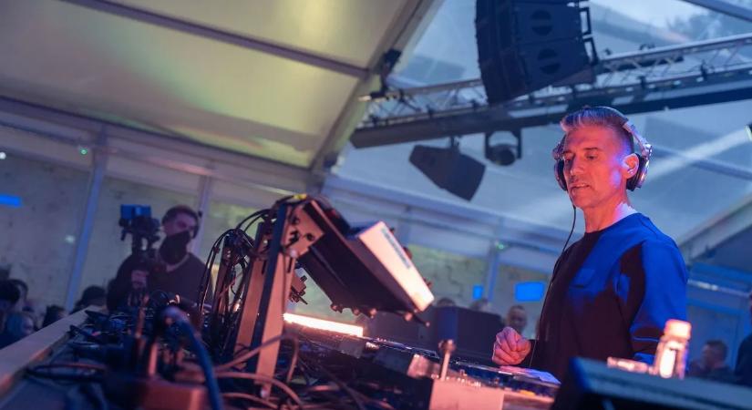 „Mindenki kereste a társaságát, egy pozitív személyiség volt” – Chriss Ronsonra emlékezünk