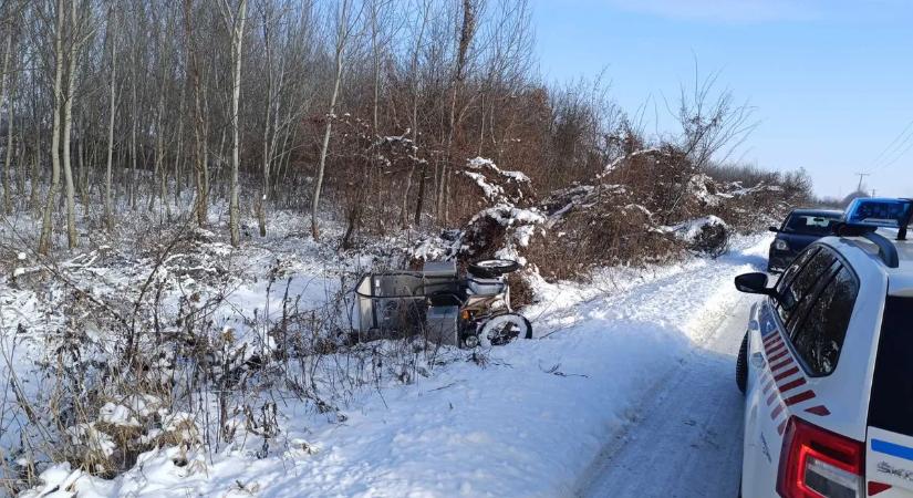 Nagy baj történt Nagyhalásznál: árokba borult egy postás