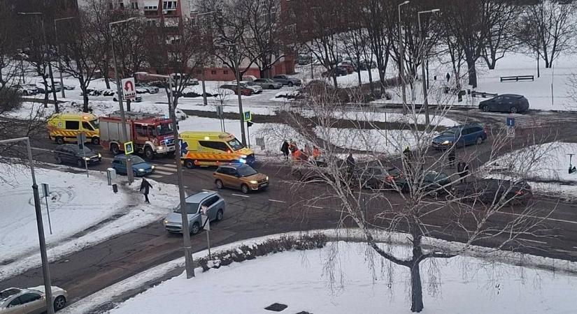Tömegkarambol Pécs forgalmas útszakaszán: mentők, tűzoltók és rendőrök a helyszínen