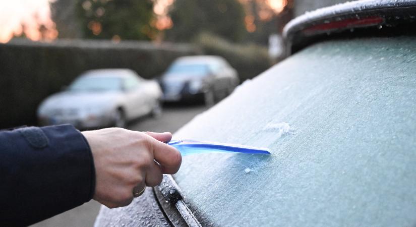 Gyorsabban olvad a jég a szélvédőről ezzel a módszerrel