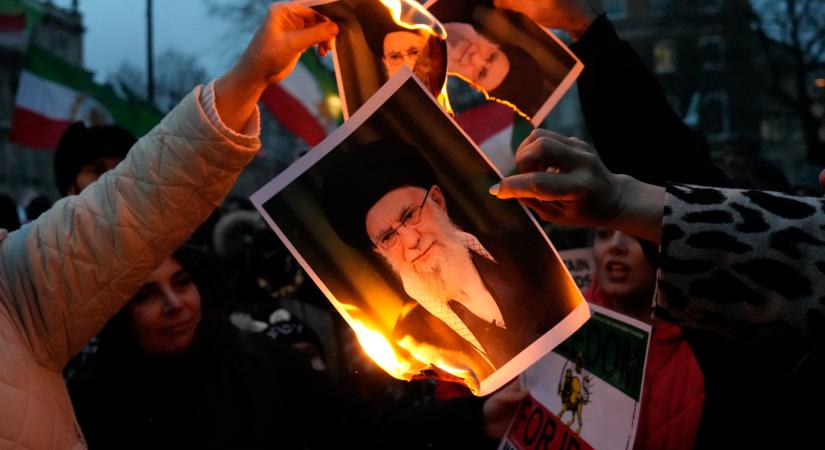 Felgyújtják az ajatollah fényképét és nem viselnek hidzsábot – A nők álltak az iráni tüntetések élére