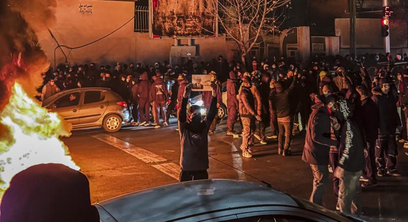 „Éles lőszerrel lőttek ránk, sok barátunkat megölték” – a vesztét érző rezsim elszabadította a poklot Iránban