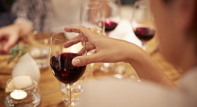 Minden korty bortól fájt a nyaka: kiderült, hogy súlyos beteg – Most az életéért küzdenek az orvosok