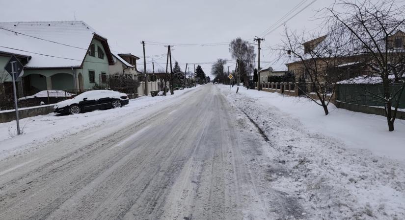 Figyelmeztetés a járművezetőknek: Csúszós utakra és jegesedésre kell számítani reggel