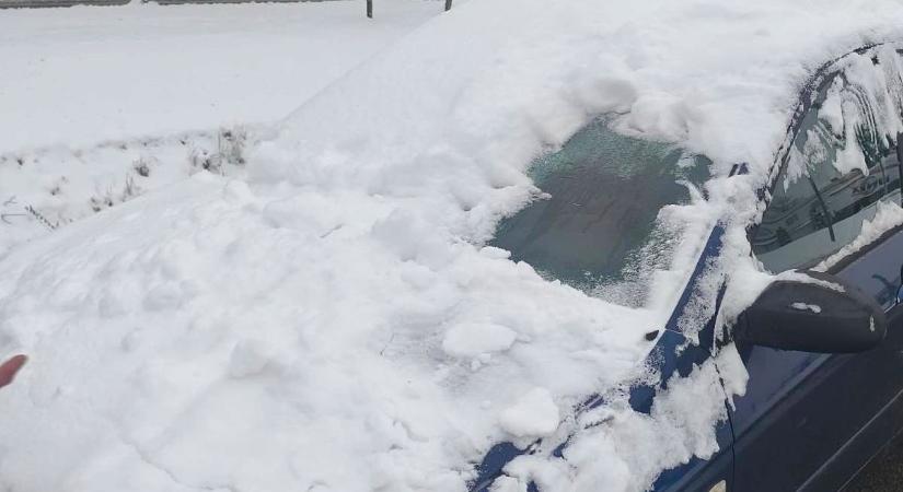 Megállítottak egy kupac havat az ózdi rendőrök, autót találtak alatta