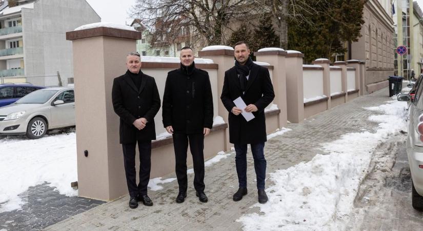 Macskakő, aszfalt, majd térkő: új parkolók létesültek régi helyszínen