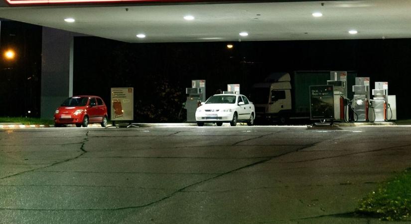 Fellélegezhetnek a sofőrök, ennyi lesz az üzemanyagár éjféltől a kutakon