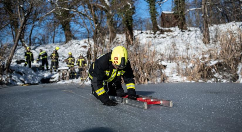 Jégről mentettek a tűzoltók Barcson