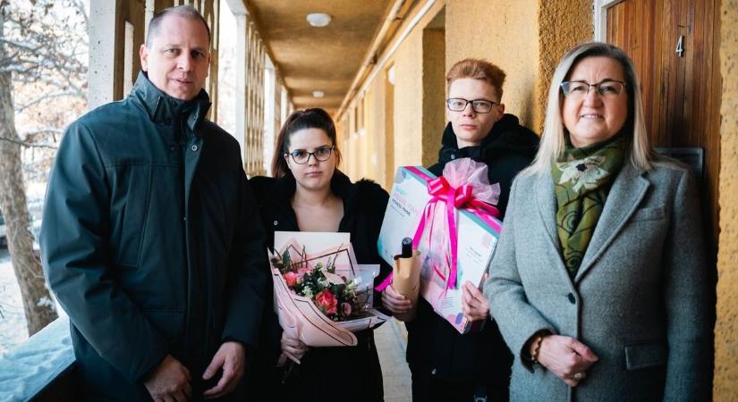 Az év első babáját köszöntötték, különleges nevet kapott az újszülött